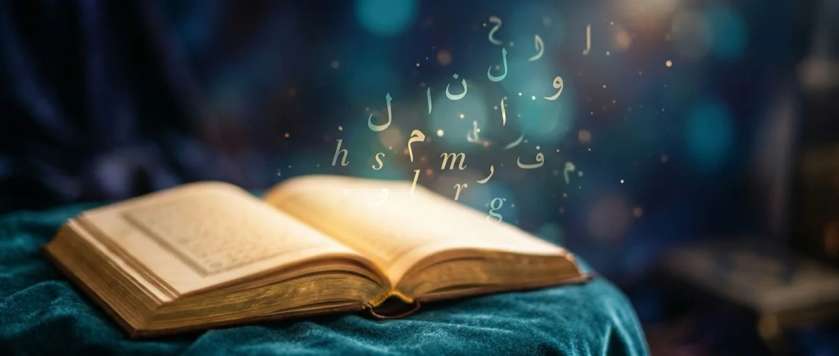 Offener Koran mit schwebenden arabischen und lateinischen Buchstaben