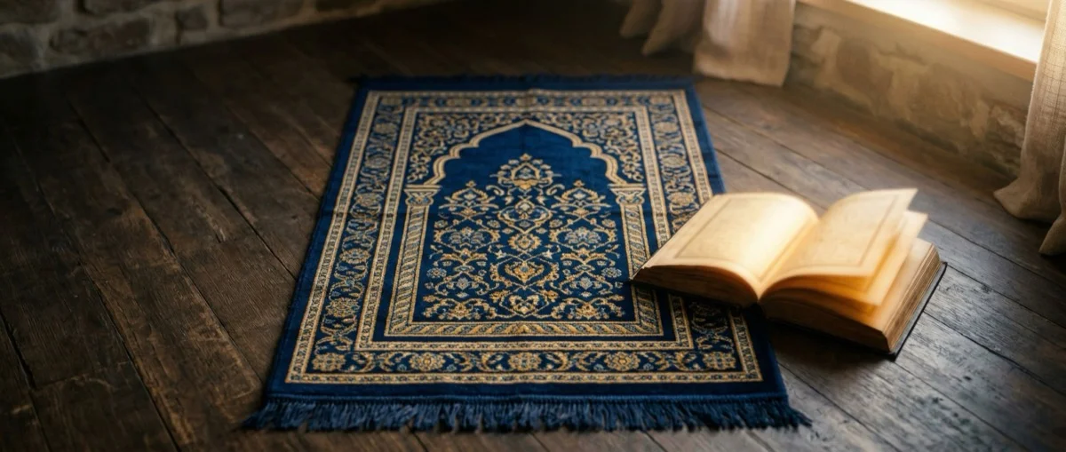 Gebetsteppich und offener Koran mit warmem goldenem Licht